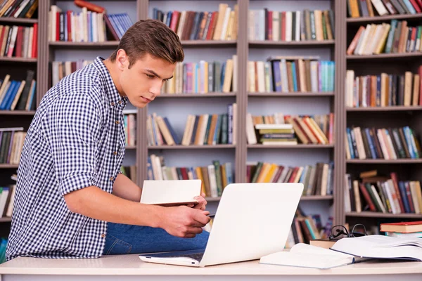 Zelfverzekerde jonge man houden Opmerking pad — Stockfoto