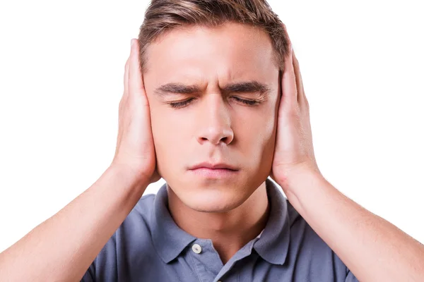 Uomo depresso che copre le orecchie con le mani — Foto Stock