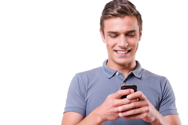 Jovem segurando telefone celular — Fotografia de Stock