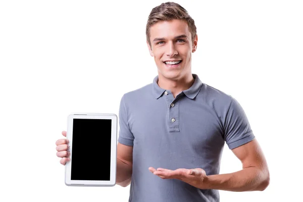 Joven sosteniendo tableta digital — Foto de Stock