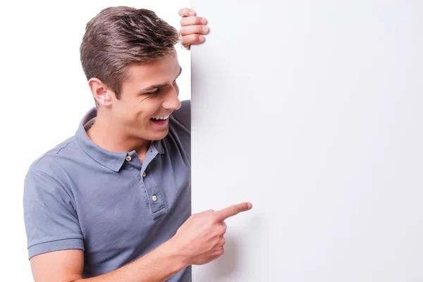 Jonge man wijzend op kopie ruimte — Stockfoto