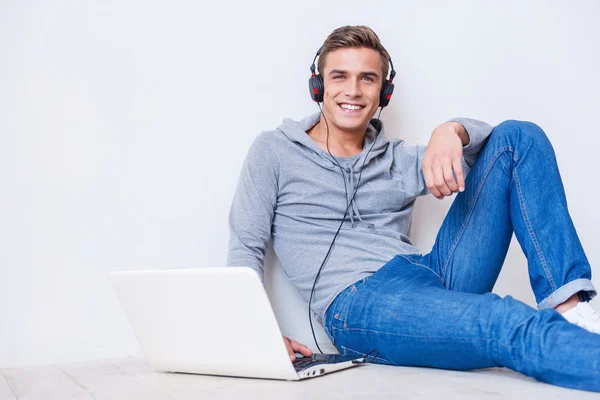 Young man in headphones listening music — Stock Photo, Image