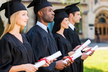 onların diplomalar holding üniversite mezunları