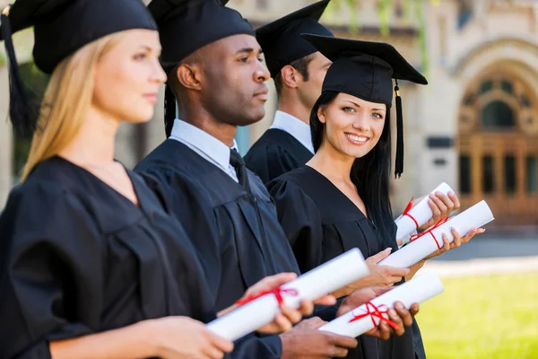 College graduates standing in row — Stock Photo, Image