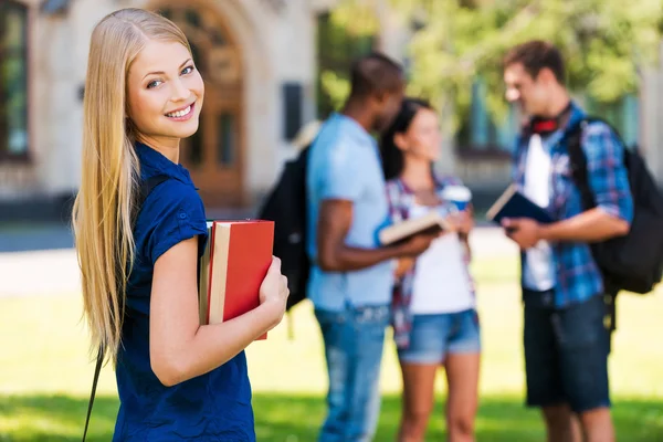 Mooie jonge vrouw bedrijf boeken — Stockfoto