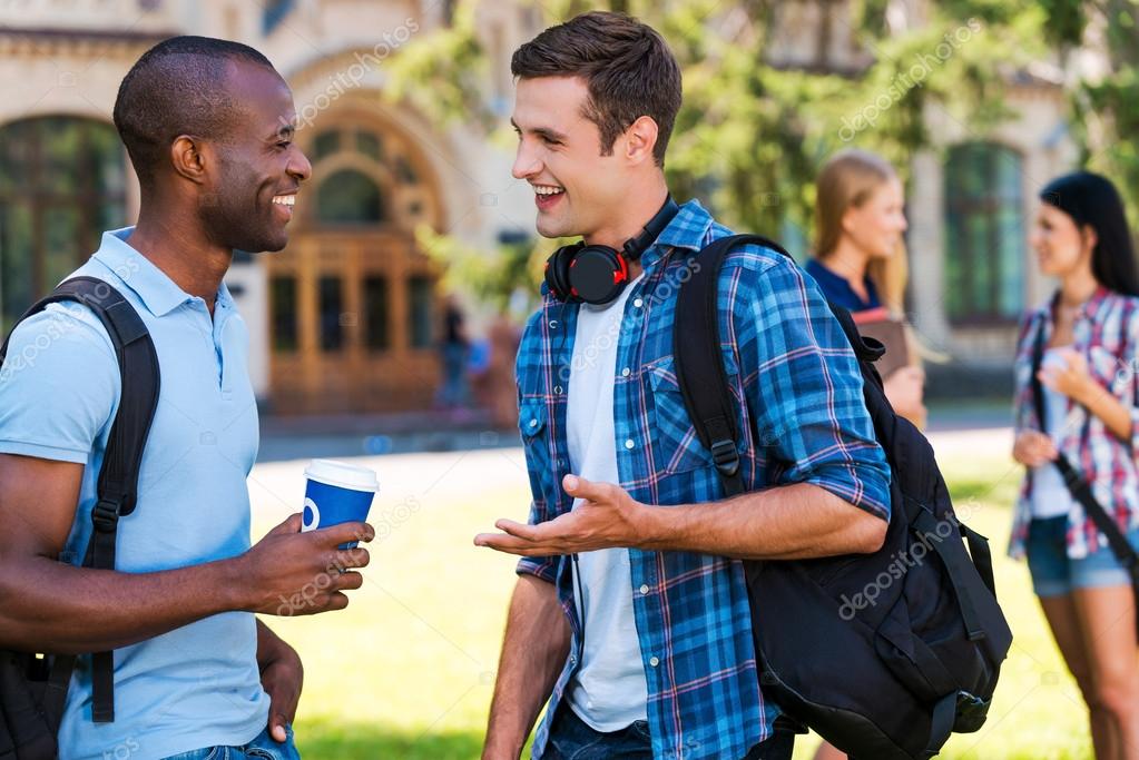 Discuter avec des inconnus ou leur sourire dans la rue ou ailleurs fait le plus grand bien ! Depositphotos_50654797-stock-photo-two-young-men-talking-to