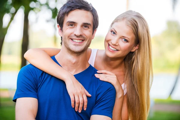 Hapyoung liefdevol paar glimlachen — Stockfoto