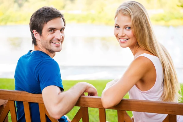 Miłości para siedzi na ławce — Zdjęcie stockowe