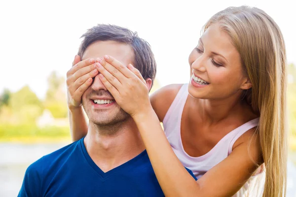 Vrouw die betrekking hebben op de ogen van haar vriendje — Stockfoto