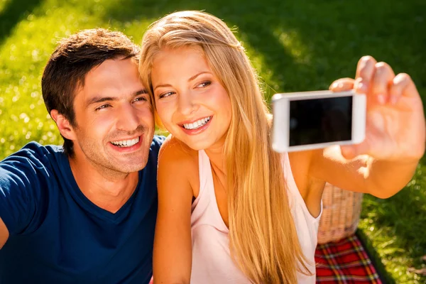 Verliefde paar maken selfie — Stockfoto
