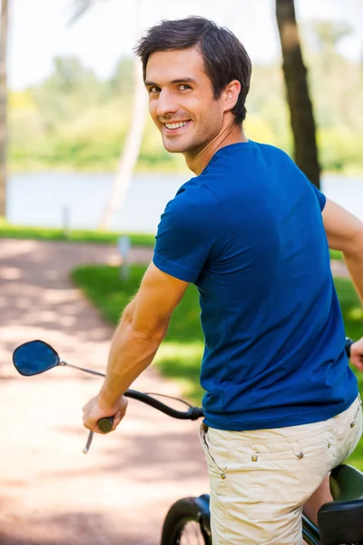 Man riding bicycle in park — Stock Photo, Image