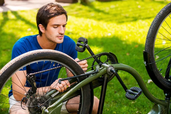 Hombre reparando su bicicleta . — Foto de Stock