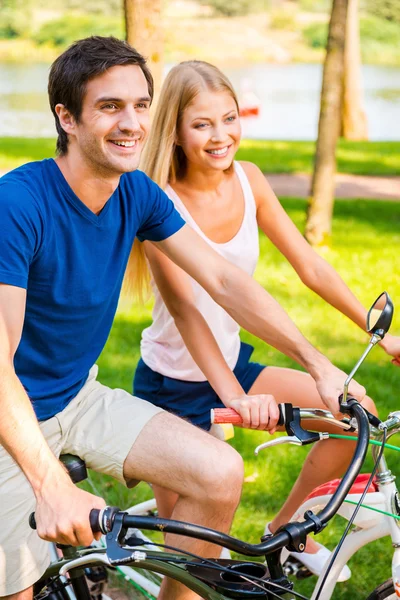 Paar fährt mit Fahrrad im Park — Stockfoto