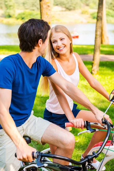 Couple riding their bicycles in park — Stock Photo, Image