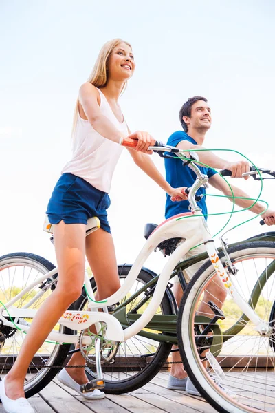 Paret sitter vid sina cyklar — Stockfoto