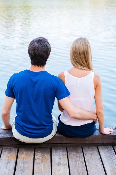 Pareja amorosa sentada en el muelle —  Fotos de Stock