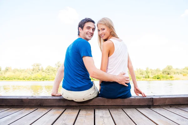 Pareja sentada en el muelle —  Fotos de Stock