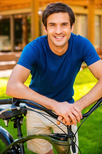 Man leaning at bicycle Royalty Free Stock Images