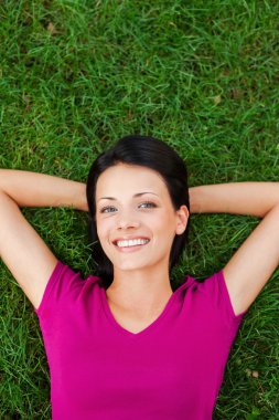 kadın yeşil çim üzerinde yalan