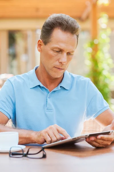 Uomo maturo che lavora su tablet digitale — Foto Stock