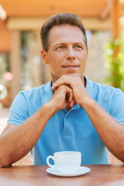 Tankeväckande mogen man håller händerna på hakan — Stockfoto