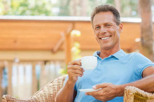 Счастливый зрелый мужчина пьет кофе — стоковое фото