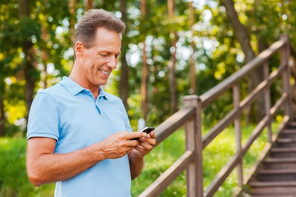 Mogen man med mobiltelefon — Stockfoto