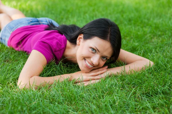 Frau liegt im Gras — Stockfoto