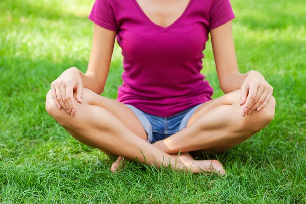 Femme assise en position lotus — Photo