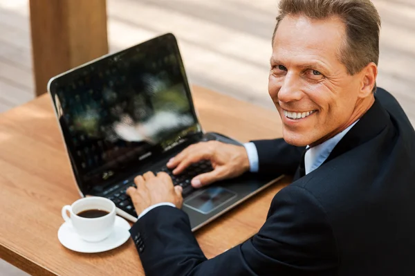 Homem em formalwear trabalhando no laptop — Fotografia de Stock