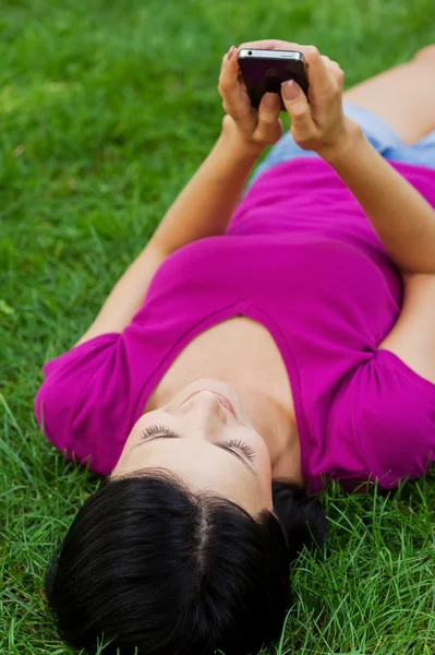 Woman typing message on mobile phone — Stock Photo, Image