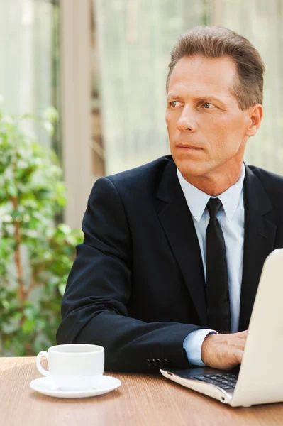 Man in formalwear met laptop — Stockfoto