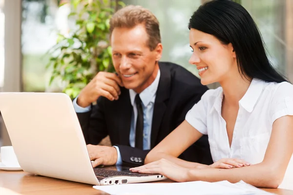 Zakenmensen op zoek naar laptop — Stockfoto