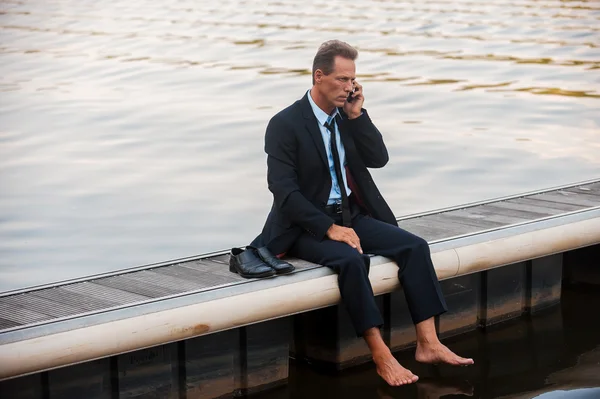 Homme d'affaires parlant sur mobile au bord du quai — Photo