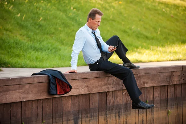 Matura om de afaceri deține telefonul mobil — Fotografie, imagine de stoc