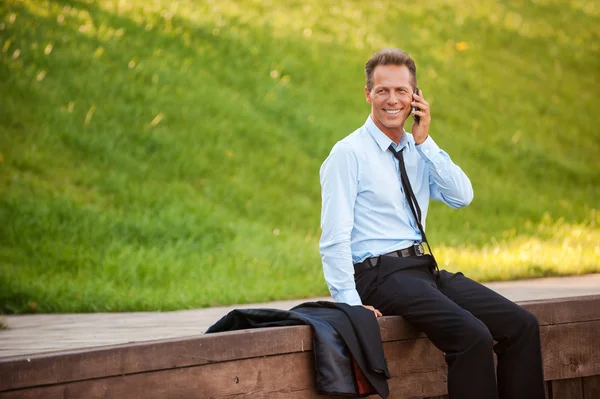 Επιχειρηματίας μιλάει στο κινητό τηλέφωνο — Φωτογραφία Αρχείου
