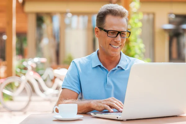Mogen man arbetar på laptop utomhus — Stockfoto