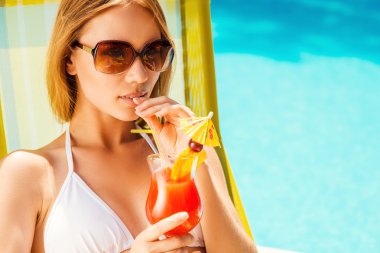 beyaz bikini kokteyl içme içinde kadın