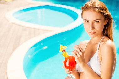 beyaz bikini kokteyl tutan kadın