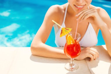 beyaz bikini kokteyl içme içinde kadın