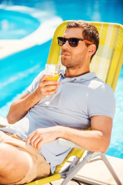 oturma şezlong ve suyu içme dostum