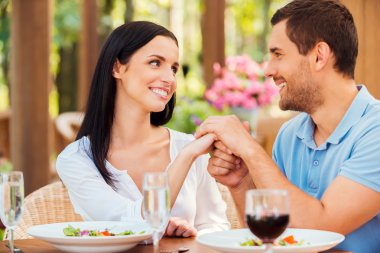 Çiftler el ele tutuşup birbirlerine bakıyorlar.