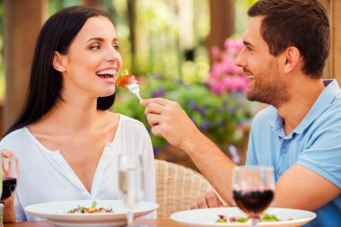 erkek arkadaşı ile salata besleme