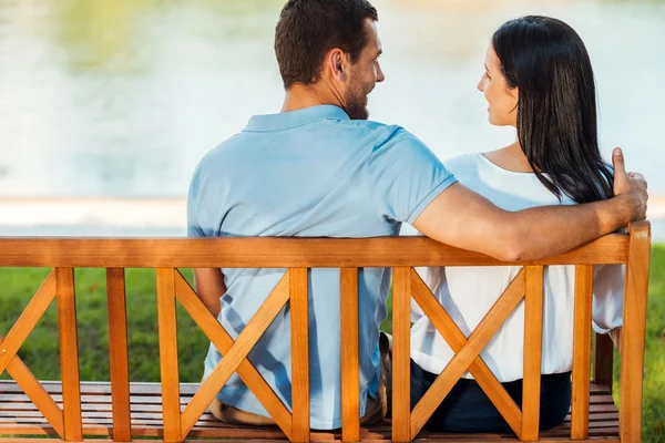 Kärleksfulla paret sitter på bänken — Stockfoto