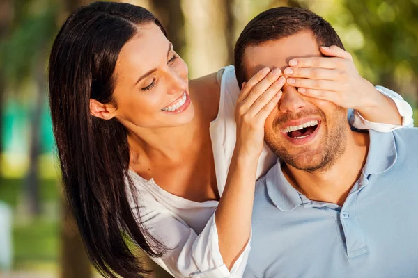 Vrouw die betrekking hebben op de ogen van haar vriendje — Stockfoto