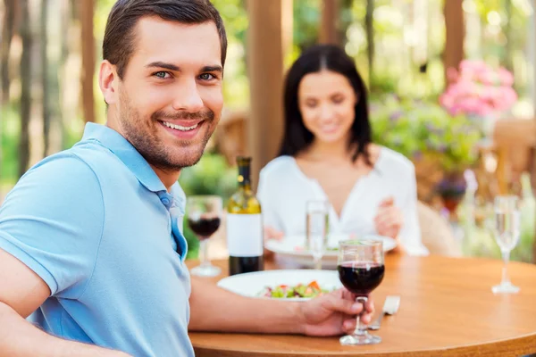 Casal relaxante no restaurante ao ar livre — Fotografia de Stock