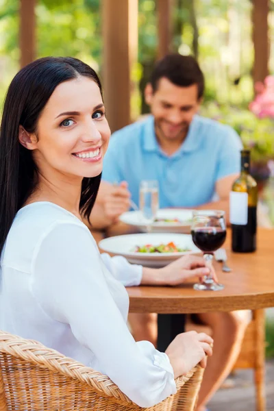 Ausgabenpaar entspannt im Restaurant im Freien — Stockfoto