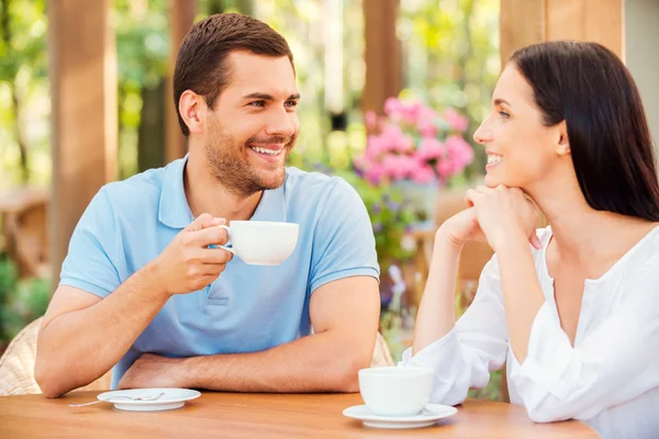 Couple drinking coffee in outdoors cafe — Stock Photo, Image