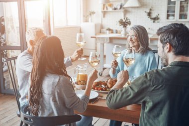 Çok nesildir aile birbirine kadeh kaldırıyor ve birlikte yemek yerken gülümsüyor.