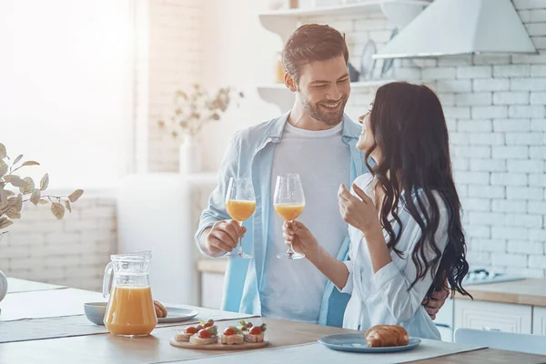 Vackra unga par njuter av frukost tillsammans medan spendin — Stockfoto